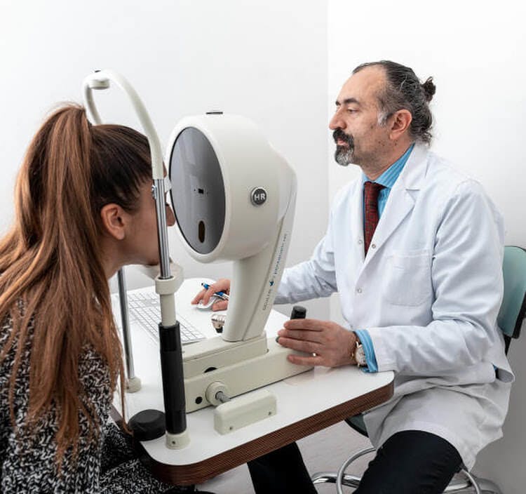 Dr. Mustafa Kulekci berät einen Patienten