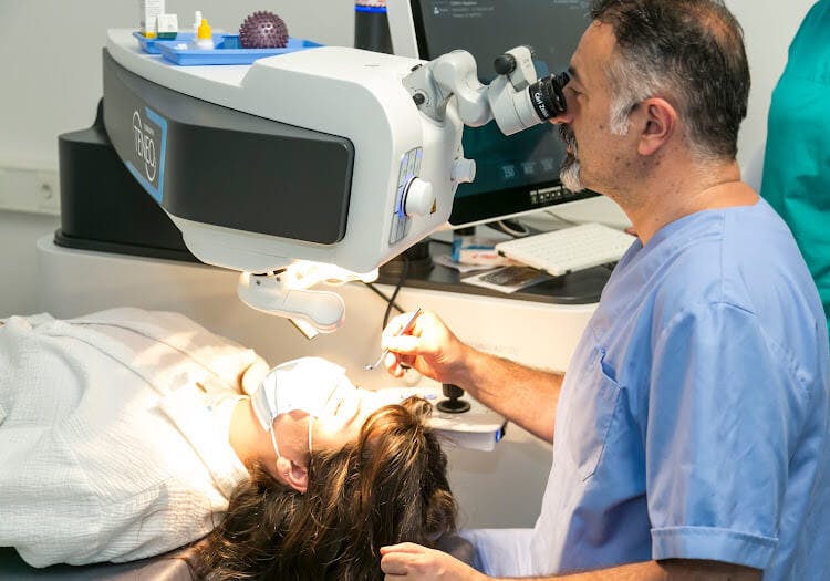 Dr. Mustafa Kulekci behandelt einen Patienten im KölnerWelt Augenzentrum
