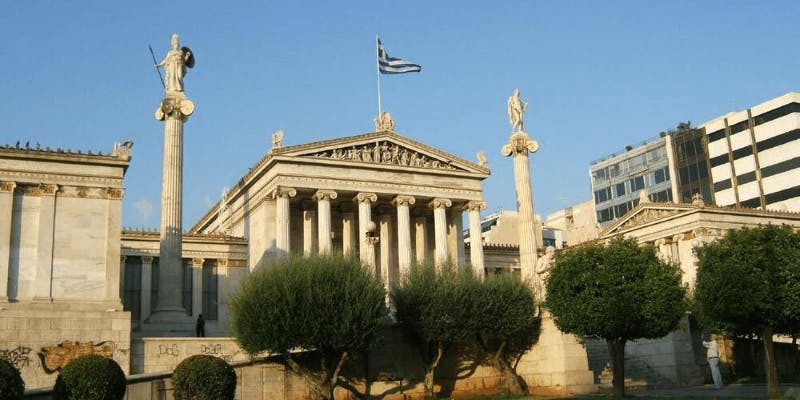 Eine griechische Flagge im Zentrum Athens, der Hauptstadt eines der besten Länder für eine künstliche Befruchtung.