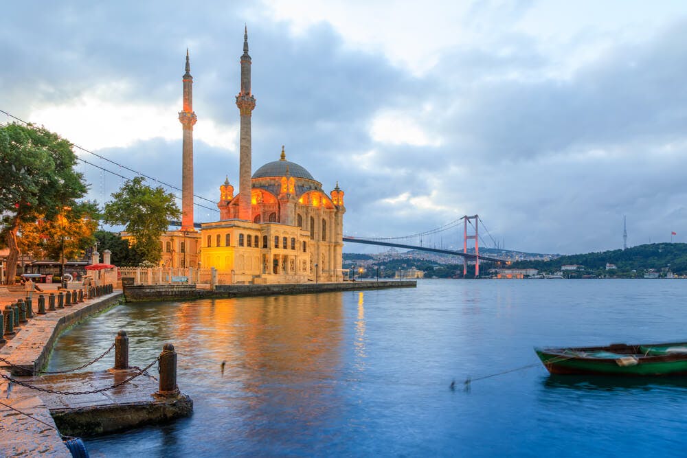 A view of the Bosporus in Istanbul, which is considered a destination for the best hair transplant in Turkey.