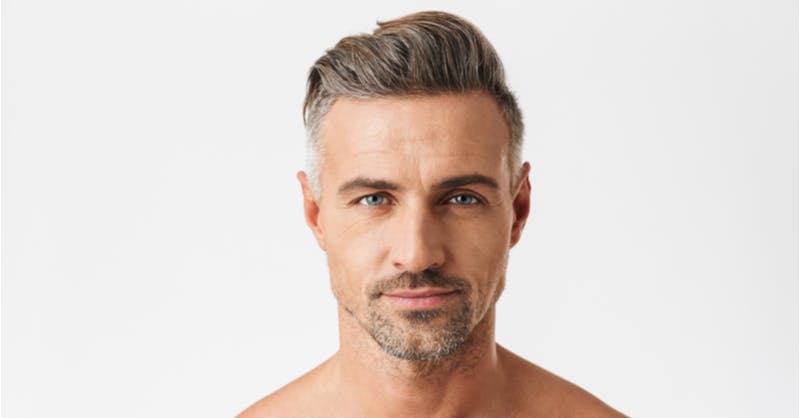 Mann mit dichtem Haar nach einer Haartransplantation.