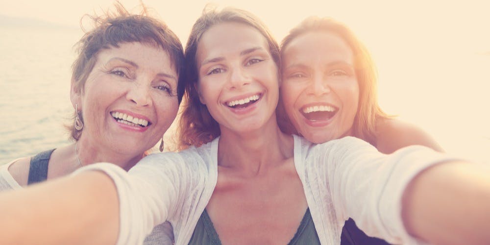 Foto von drei Frauen mit Veneers