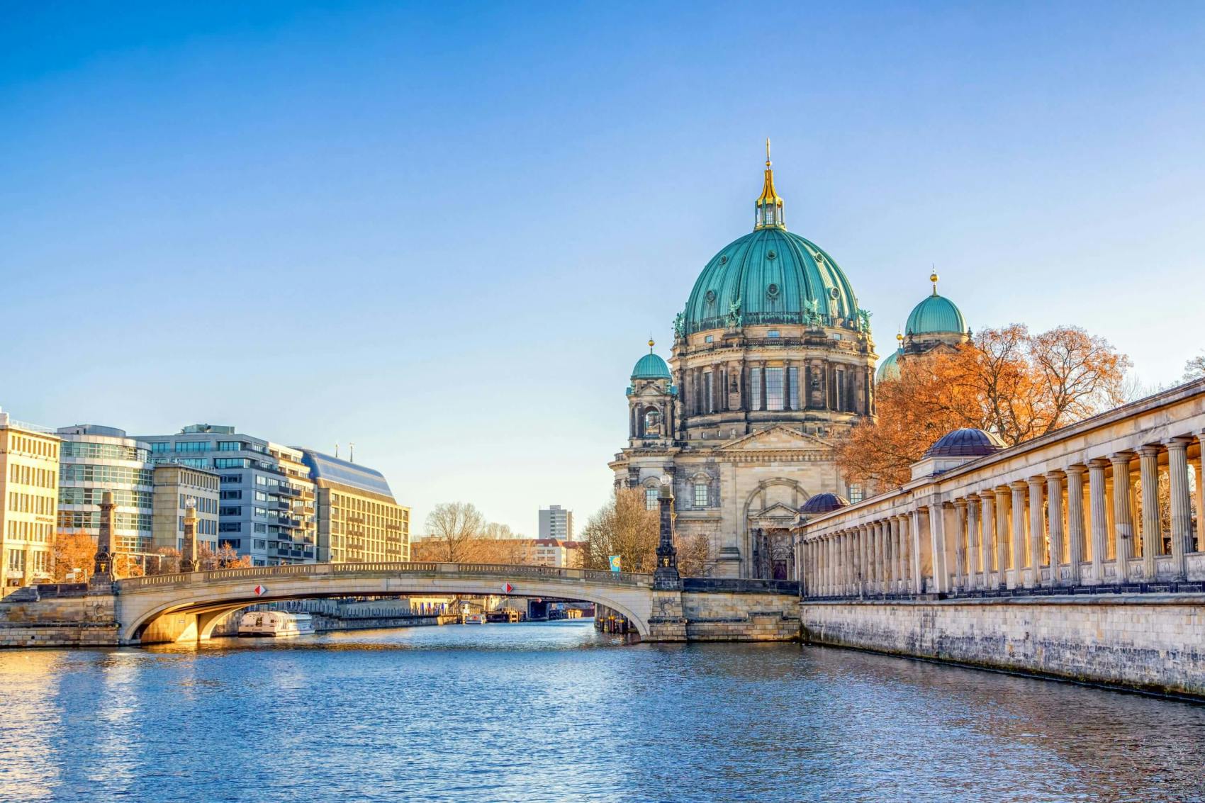 Berliner Regierungsviertel mit Reichstag - Veneers sind in Deutschland recht beliebt