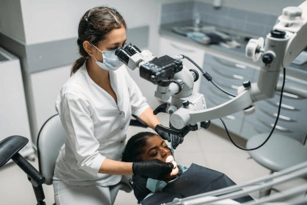 Zahnärztin behandelt Patientin mit moderner Technologie
