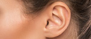 Das Ohr der Frau nach dem Hals-, Nasen-, Ohrenheilkunde-Verfahren.